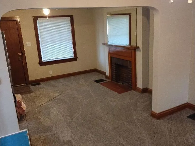 537 S Oakley Ave — Photo 2