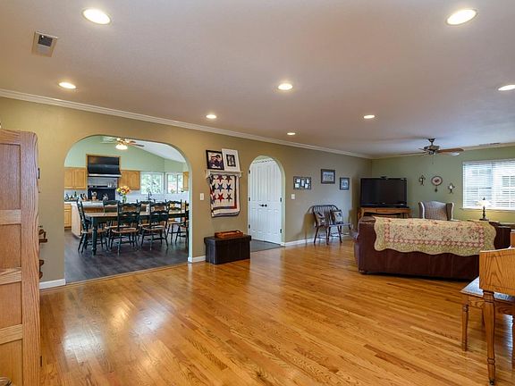 2nd image of 415 Antoinette Ln