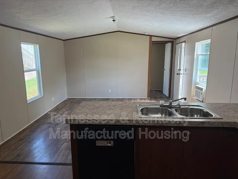 1104 Columbia Ave — Photo 7