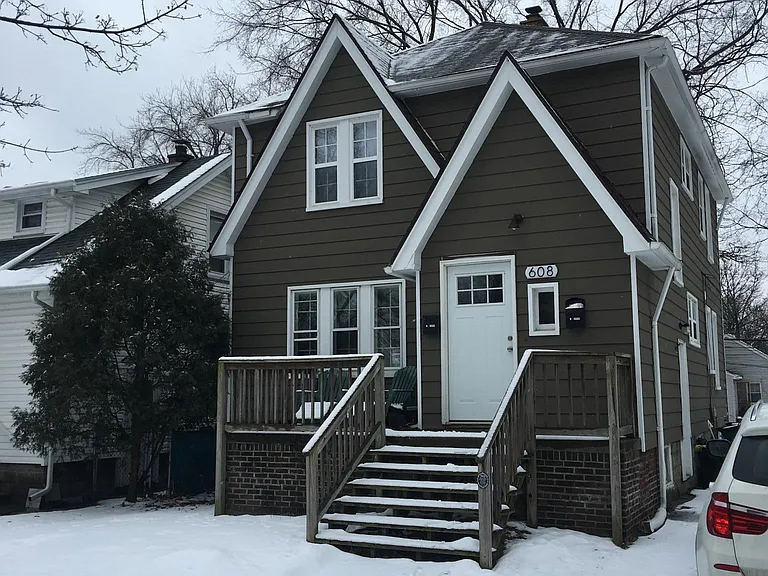 608 E Bernhard Ave — Photo 1