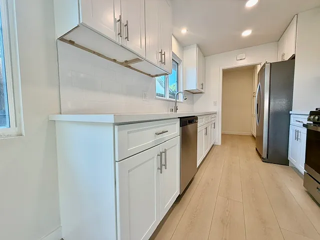 23130 Hartland St — Photo 4