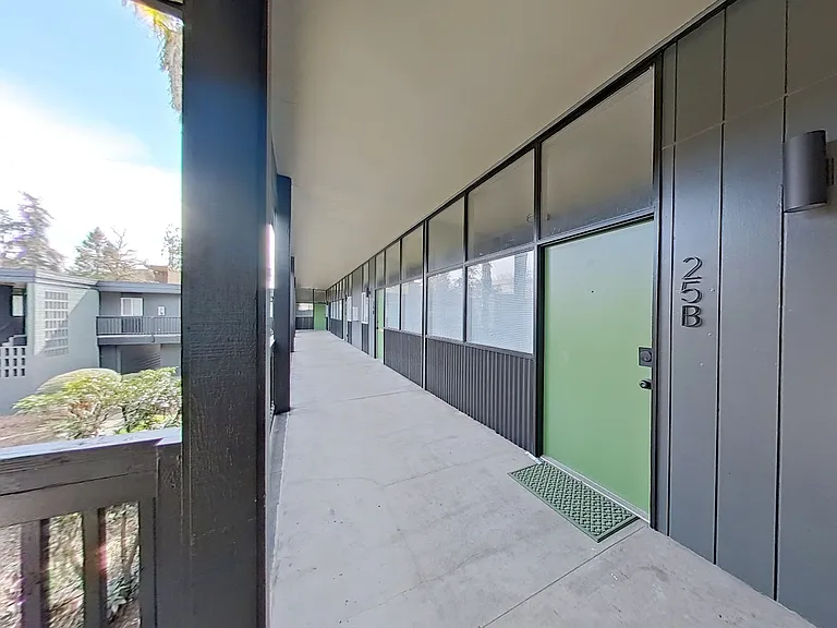University Manor - Newly Renovated Units just a short walk from Campus! — Photo 6