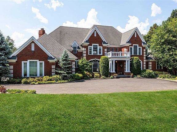 2nd image of 153 Dosoris Ln