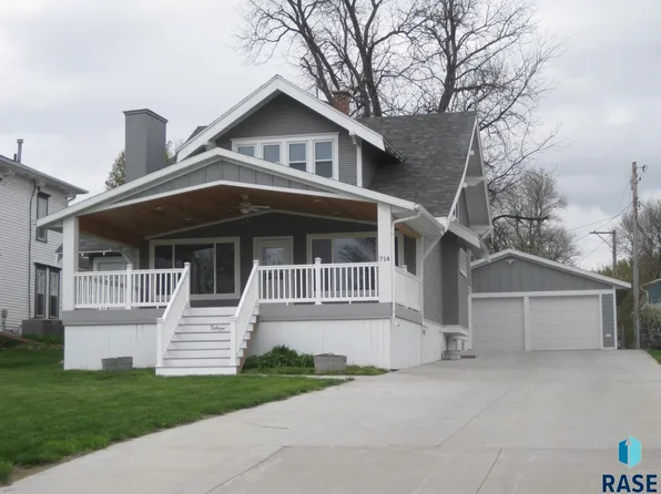 714 E 7th St, Dell Rapids, SD 57022