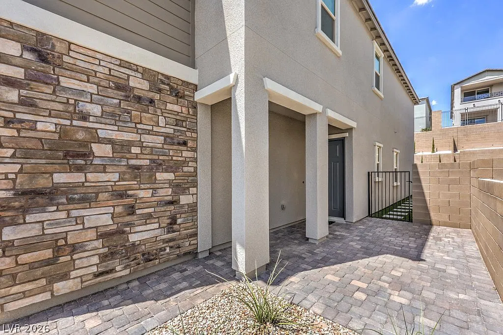 5 bed, 3.0 bath, 2454 sqft, $3,295 — Photo 2