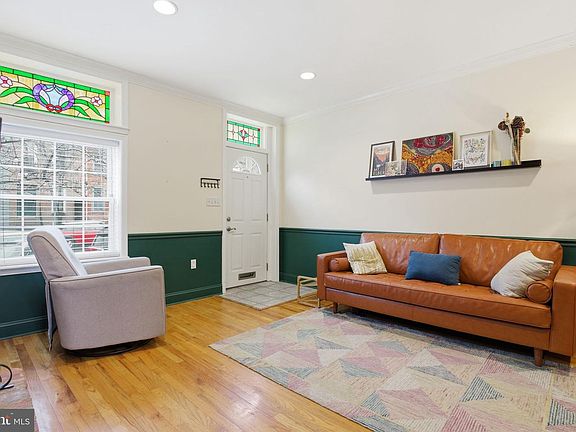 4th image of 2113 Bank St