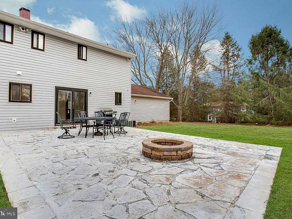 4th image of 322 Bonnie Meadow Cir