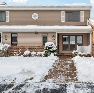 2 W Pond Court, Smithtown, NY, 11787