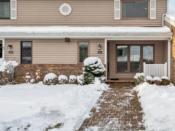 2 W Pond Court, Smithtown, NY 11787