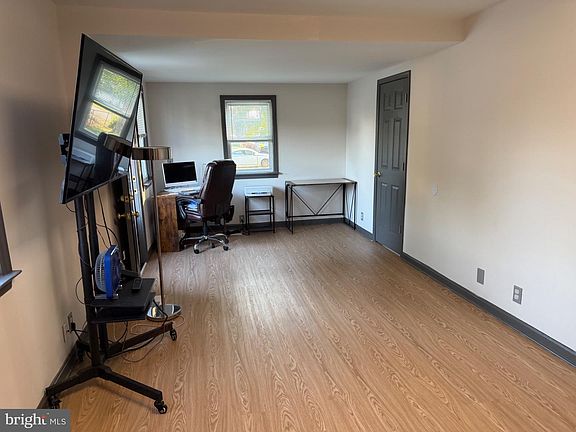 5th image of 906 Meadow Ave