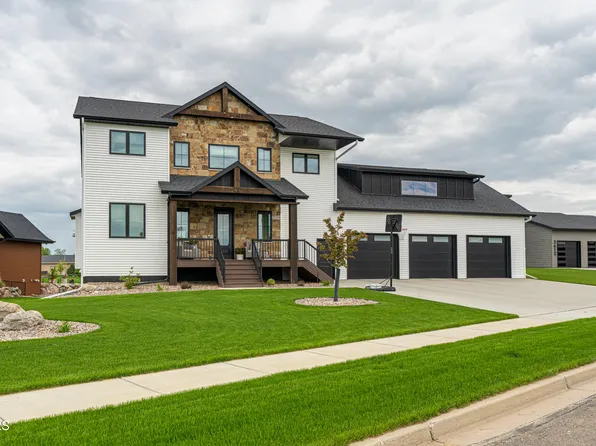3606 Mayflower Cir, Bismarck, ND 58504