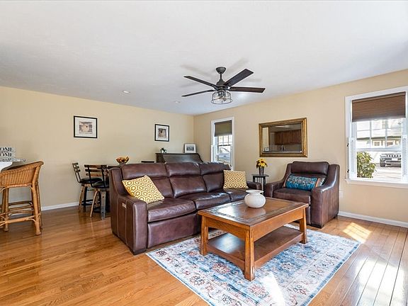 3rd image of 2 Hobart Ln Unit 2