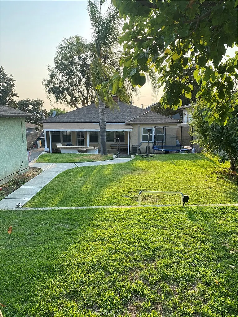 3 bed, 1300 sqft, $4,900 — Photo 4