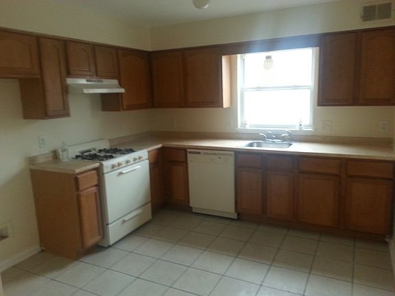 4th image of 68 11th Ave W #2