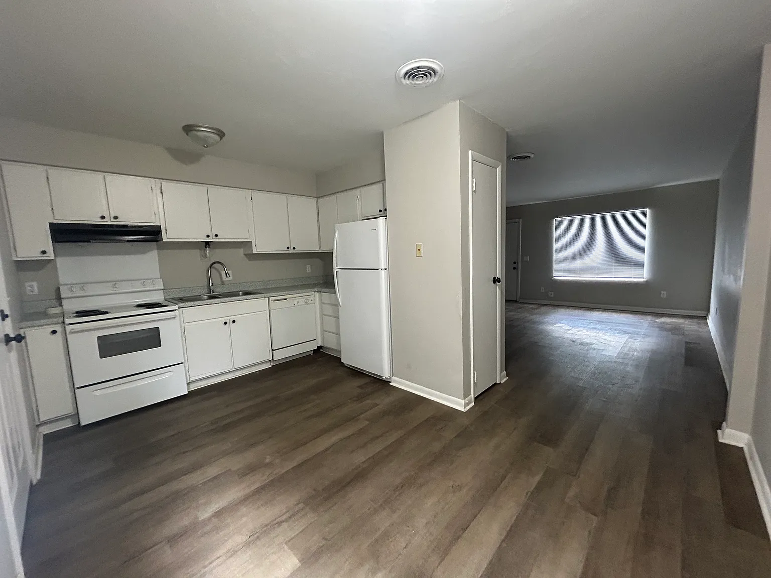 2 bed, 1.5 bath, 1000 sqft, $998 — Photo 2