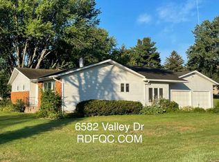 6582 Valley Dr, Bettendorf, IA 52722