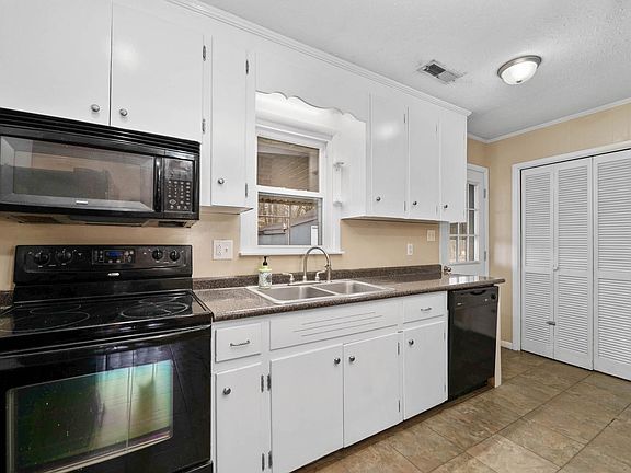 5th image of 18026 Circle Dr