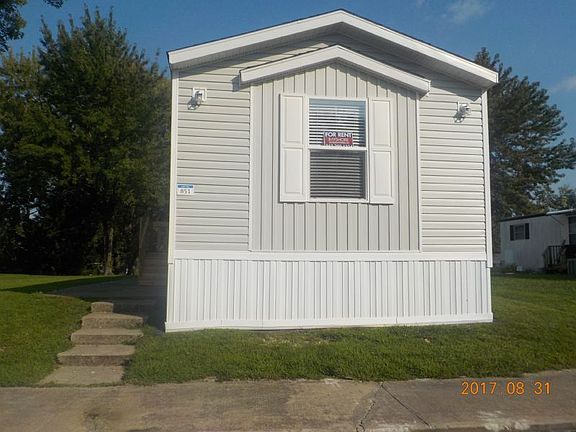 2nd image of 851 S 74th Pl