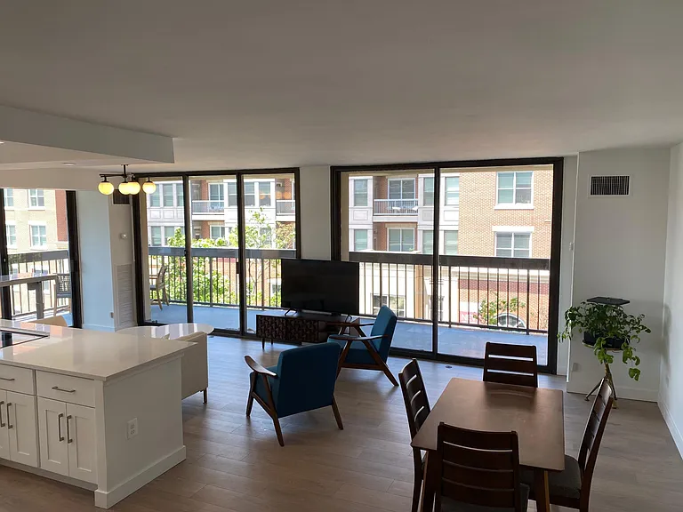 400 Madison St #403 — Photo 3
