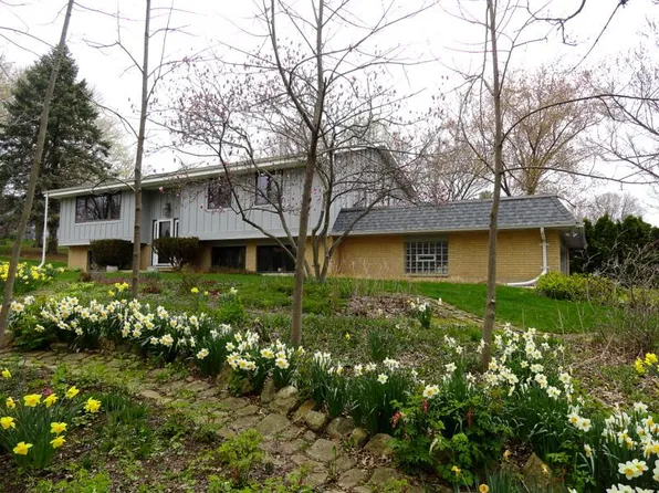 3N208 Pine Hills Rd, Saint Charles, IL 60175
