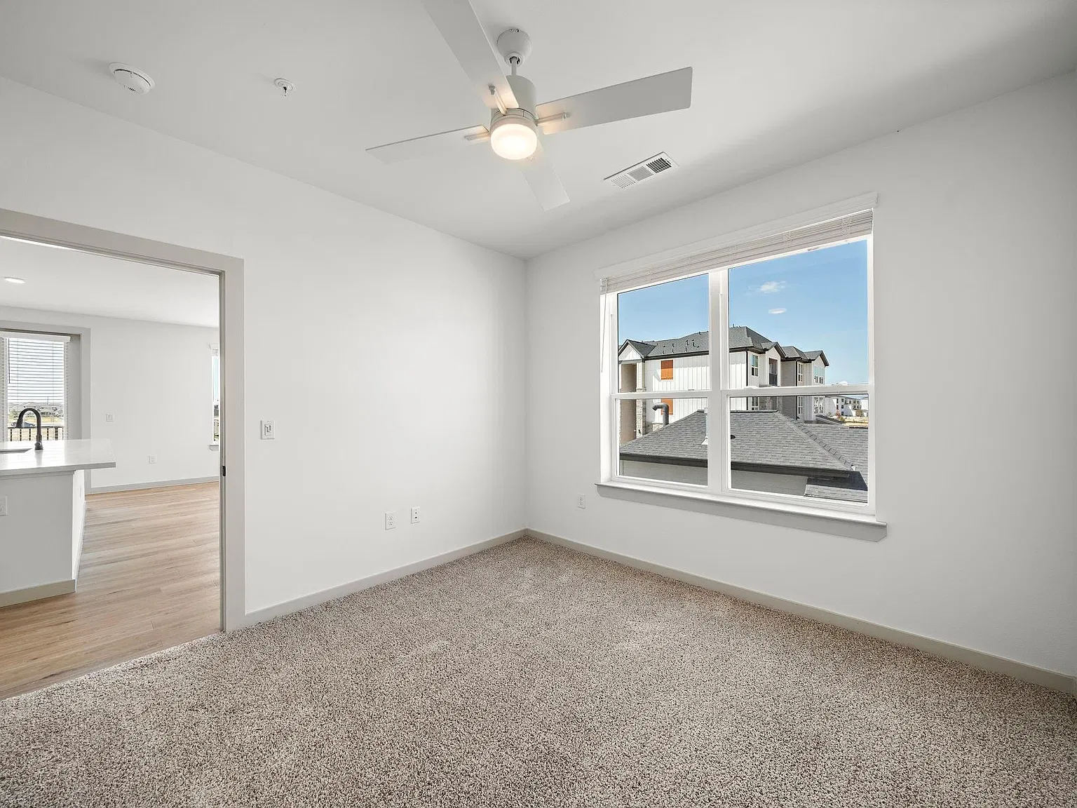 3 bed, 2.0 bath, 1464 sqft, $2,301 — Photo 4