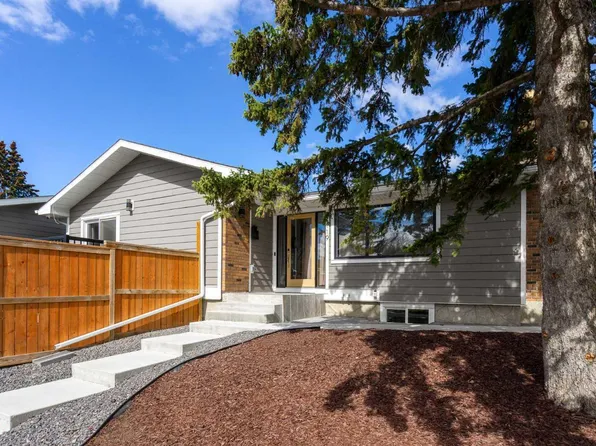 119 E Silvercreek Clos NW, Calgary, AB T3B 4G2