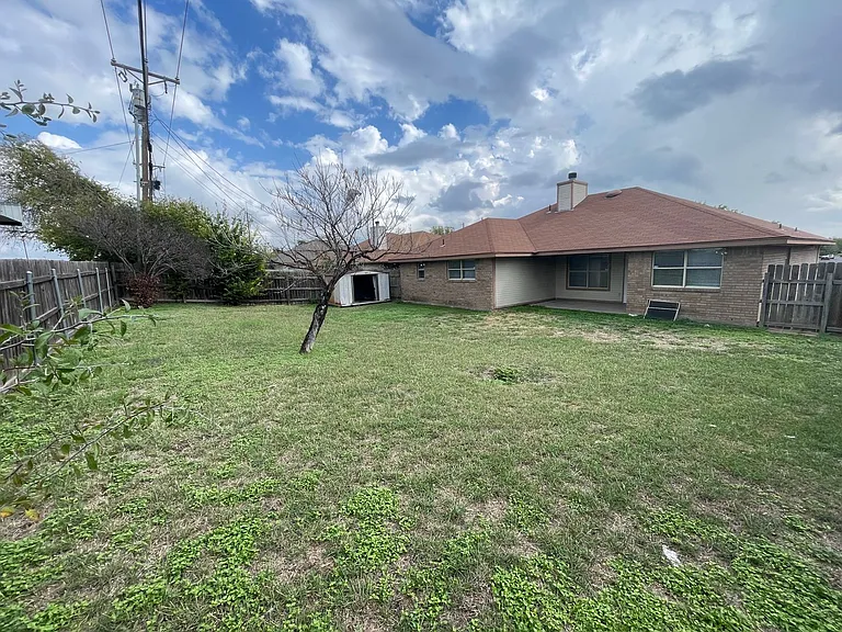 4405 Derik Dr — Photo 17