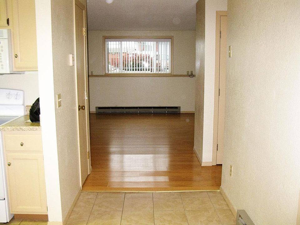 2nd image of 355 Aristocrat Dr APT 4