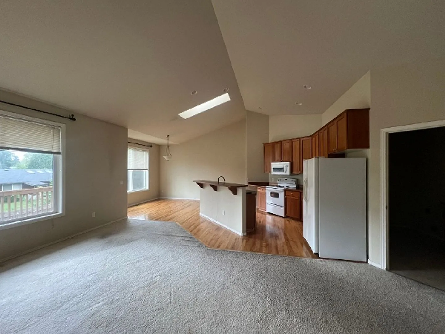 Spacious Olympia 3BD+Den - New Carpet & Paint — Photo 2