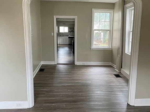 5th image of 215 W North St