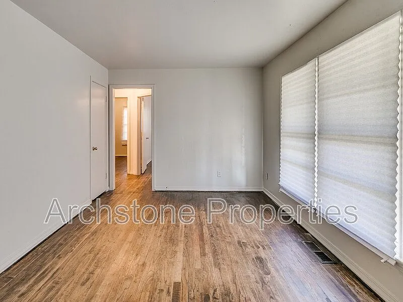 3 bed, 1.0 bath, 1075 sqft, $975 — Photo 3