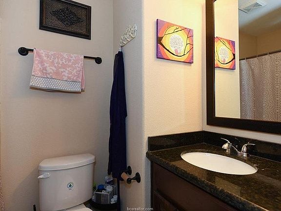 4th image of 822 Churchill St #1