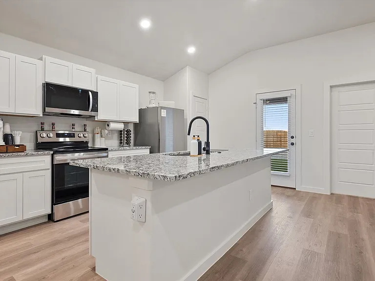 2509 Kenwood Ave — Photo 12