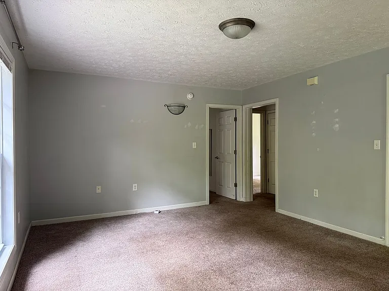 4 Greenbriar Rd #B — Photo 2