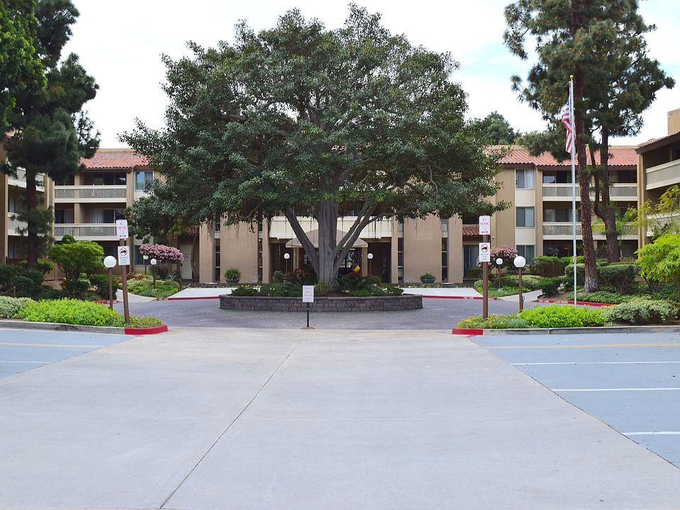 Entry & Guest Parking