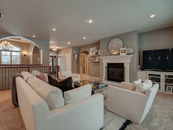 5th image of 240 Emerald Meadows Dr