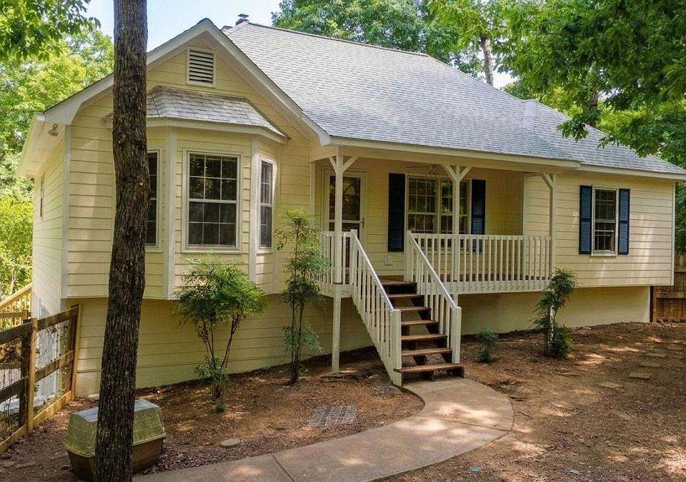 1st image of 623 Peachtree Dr SE