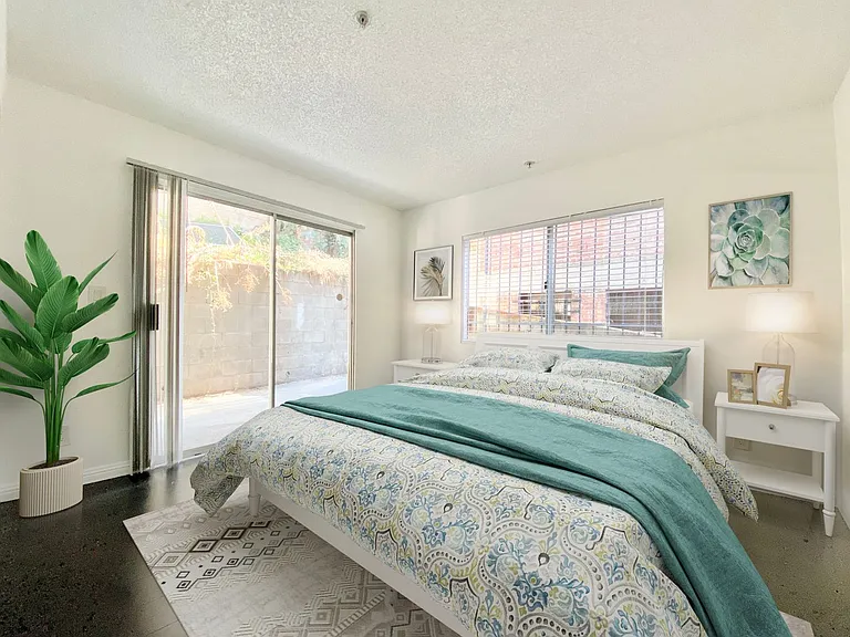 256 S Rampart Blvd — Photo 17