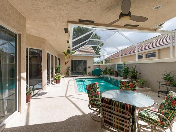 Courtyard/Pool