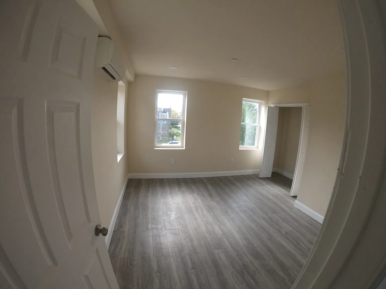 2 bed, 1000 sqft, $1,600 — Photo 2