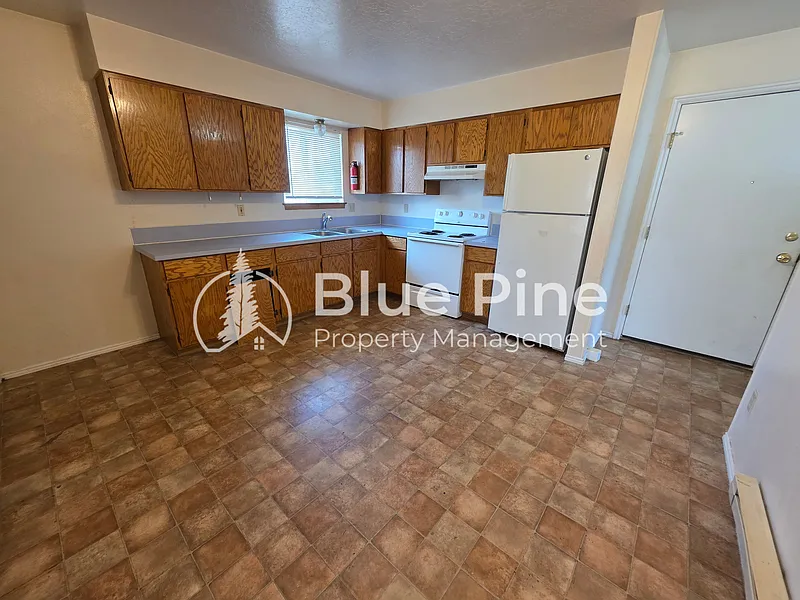 3 bed, 1.0 bath, 1050 sqft, $995 — Photo 2