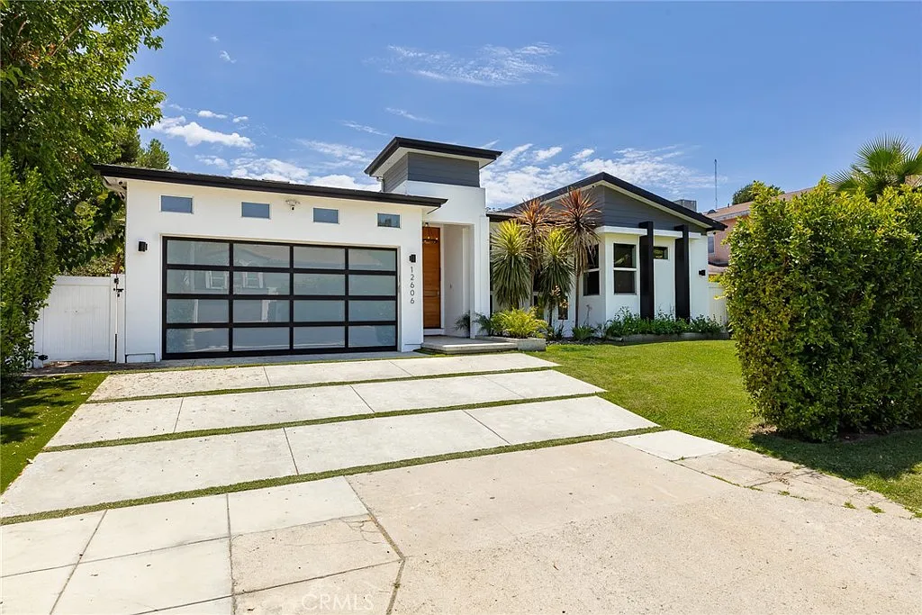 5 bed, 3.5 bath, 3000 sqft, $12,950 — Photo 1