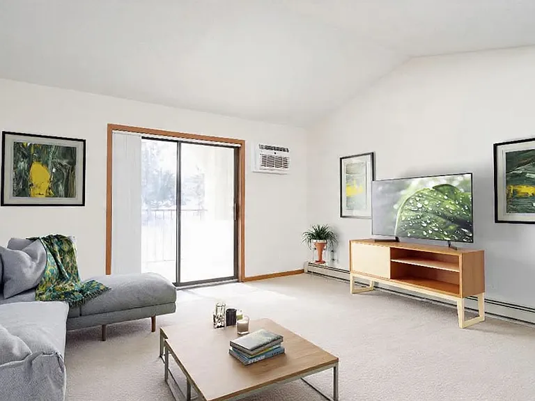 Hummingbird Cove Apartments — Photo 9