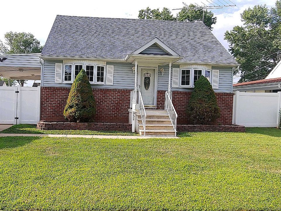 Cape Cod w/ 6' privacy fence