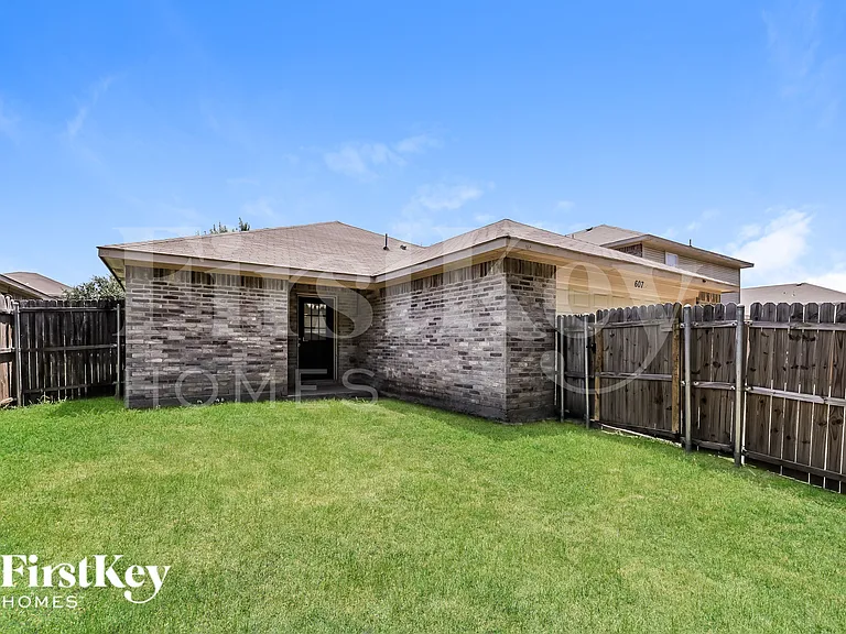 607 Lentisco Dr — Photo 17