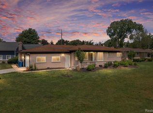 174 Pleasant Lake Dr, Waterford, MI 48327