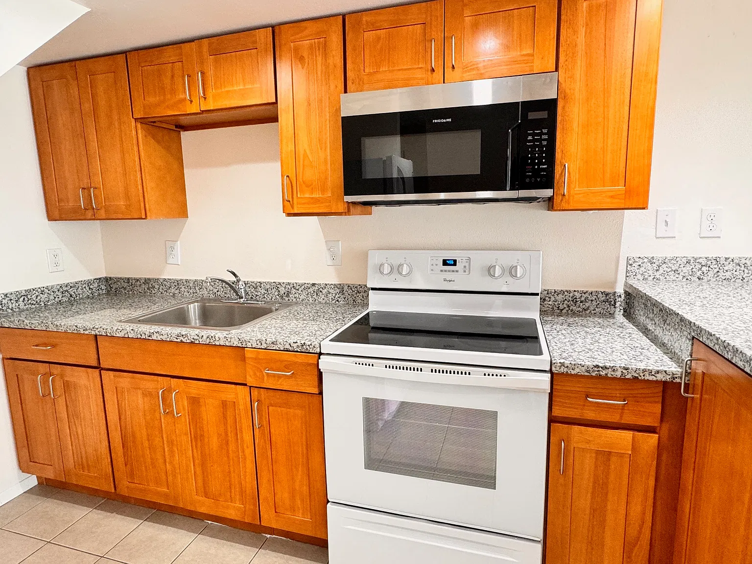 1 bed, 775 sqft, $1,600 — Photo 3
