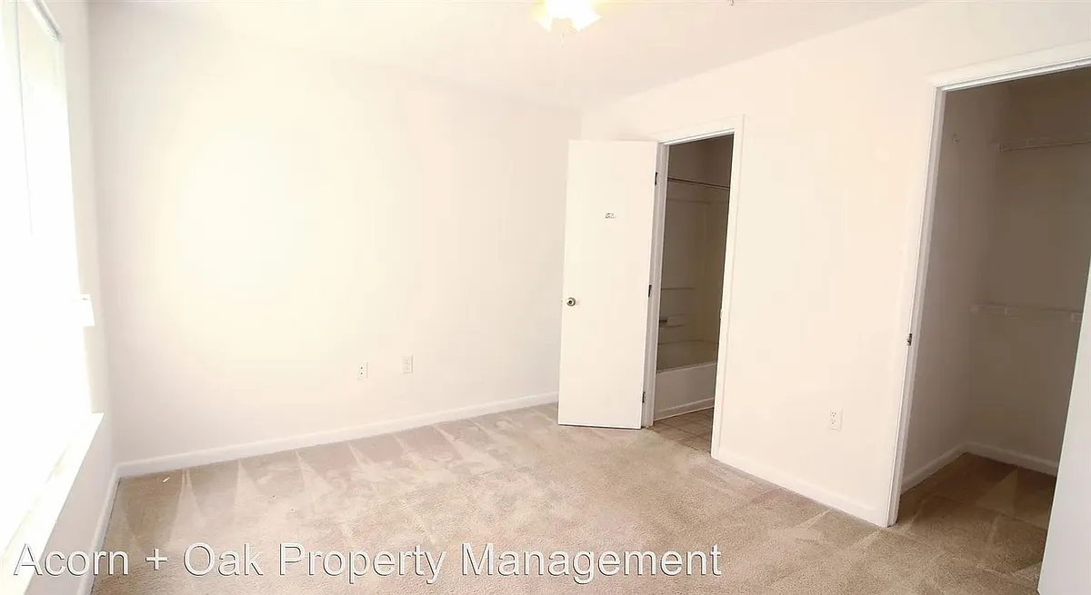 Building Photo - 1431 Collegiate Cir #204