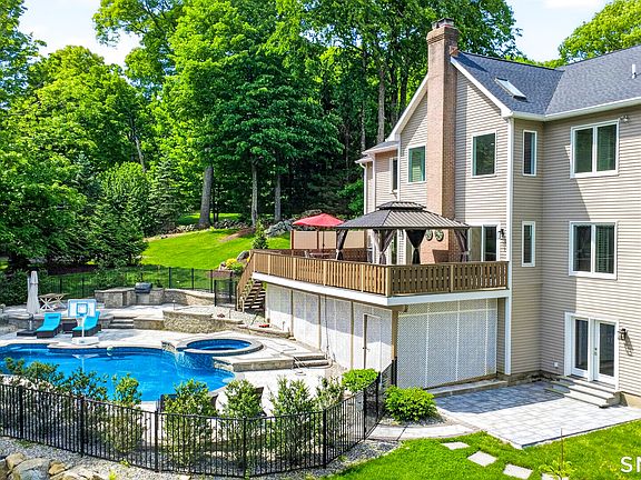 3rd image of 29 Greenleaf Farms Road