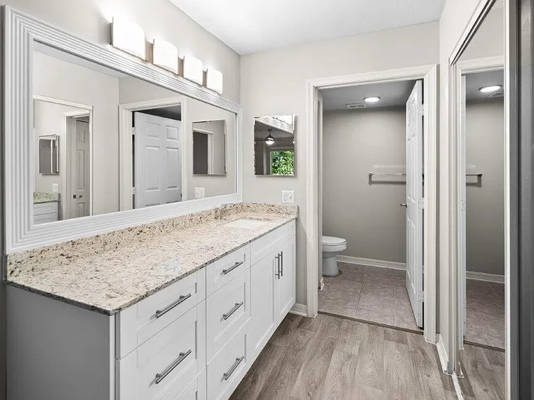 Club Lake Pointe Apartments — Photo 4